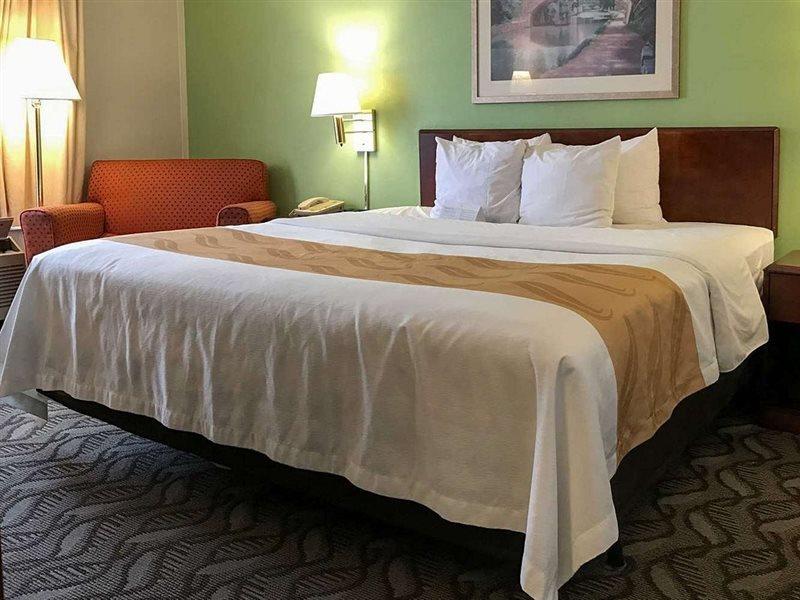 Quality Inn Holland Екстериор снимка