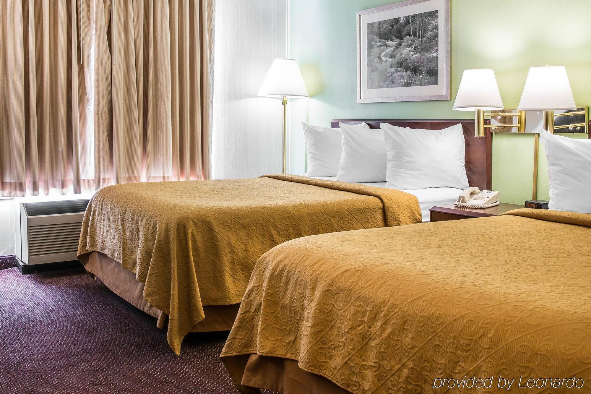 Quality Inn Holland Екстериор снимка