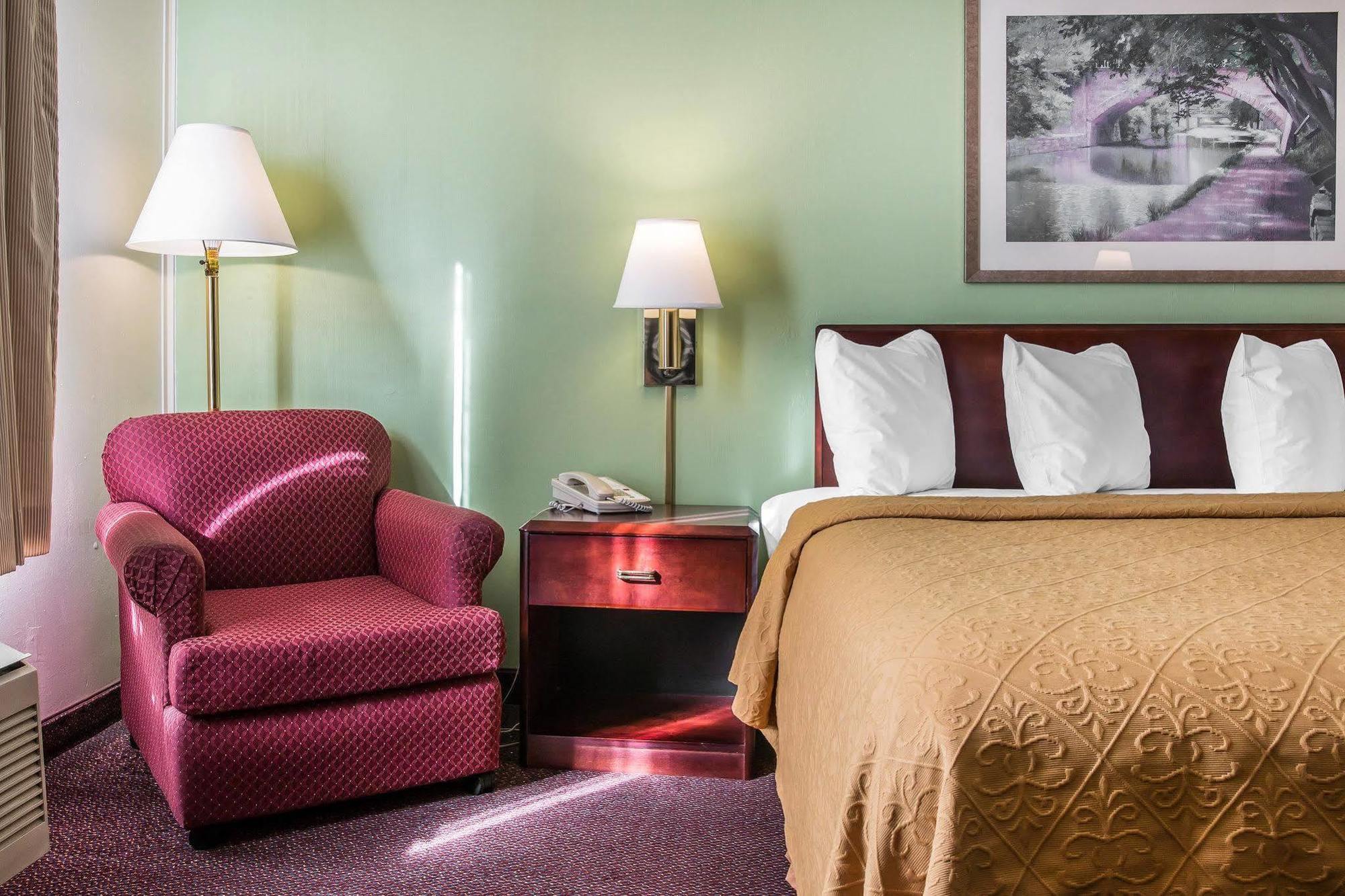Quality Inn Holland Екстериор снимка
